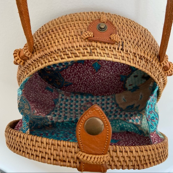Handmade Woven Circle Rattan Crossbody Bag, made in Bali, like new - Picture 4 of 4